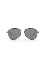 Occhiale da sole pilot con montatura in metallo. Colore montatura: Rutenio scuro lucido Colore lenti: Grigio specchiato argento (fantasia FF grigio fumo) Logo FF sulla lente. Design con ponte alto. Lenti con protezione 100% UV. Misure (mm): 57/14/145.
